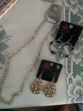 Paparazzi Gold Teardrop Crystal Earrings & Silver Chain Set 3 pcs.